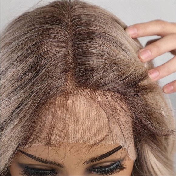 - 22” Light Blonde Body Wavy Middle Part Lace Front Wig *NEW* - Picture 3 of 7